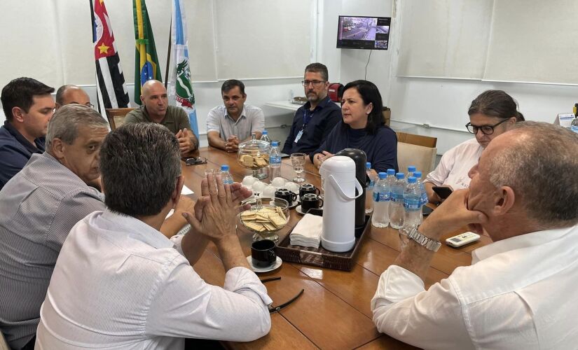 Prefeito Elzo em reunião com representantes da SABESP