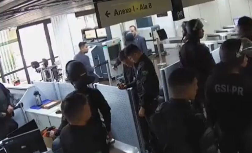 Câmeras do circuito interno do Palácio do Planalto captaram uma tropa de cerca de dez militares do Gabinete de Segurança Institucional (GSI) descansando no Anexo do prédio do Palácio do Planalto durante a invasão de 8 de Janeiro 