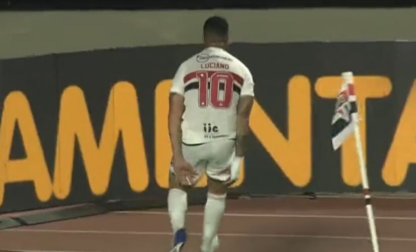 Luciano, do São Paulo, celebra seu gol contra o América-MG