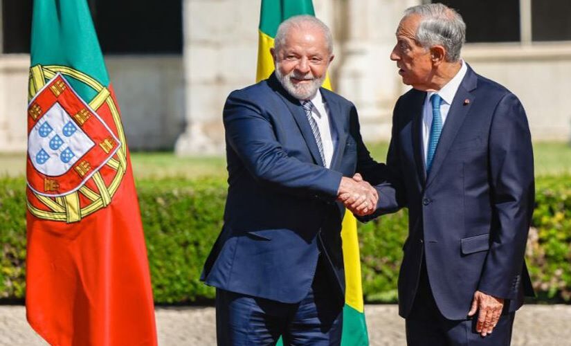 O presidente Luiz Inácio Lula da Silva (PT) é recebido pelo presidente de Portugal, Marcelo Rebelo de Sousa. 