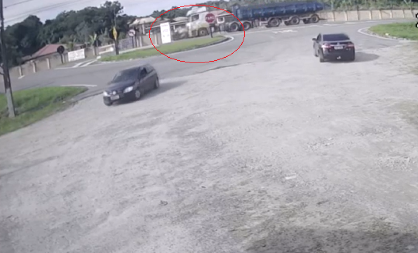 Momento da colisão no litoral sul paulista