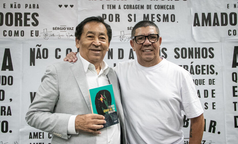 Poeta Sérgio Vaz lançou seu novo livro "Flores da Batalha" no CEMUR, em Taboão da Serra.