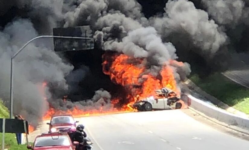 Alguns dos veículos envolvidos nas colisões pegaram fogo, o que levou à interdição total da rodovia