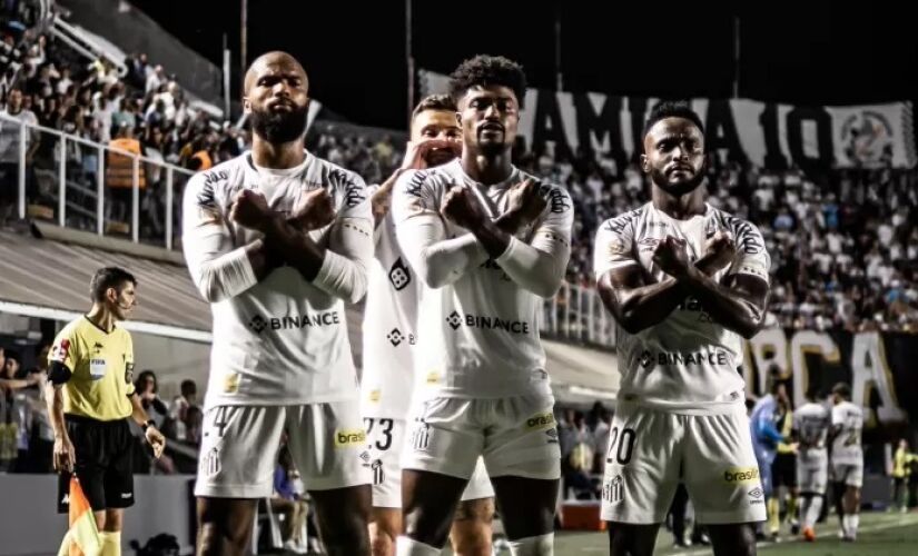 Eduardo Bauermann, do Santos, comemora seu gol com Messias e Mendoza no jogo contra o América-MG, pelo Brasileirão
