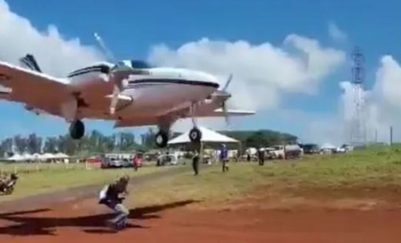 Homem falava ao celular e quase é atingido por avião que se aproximava do solo para pousar
