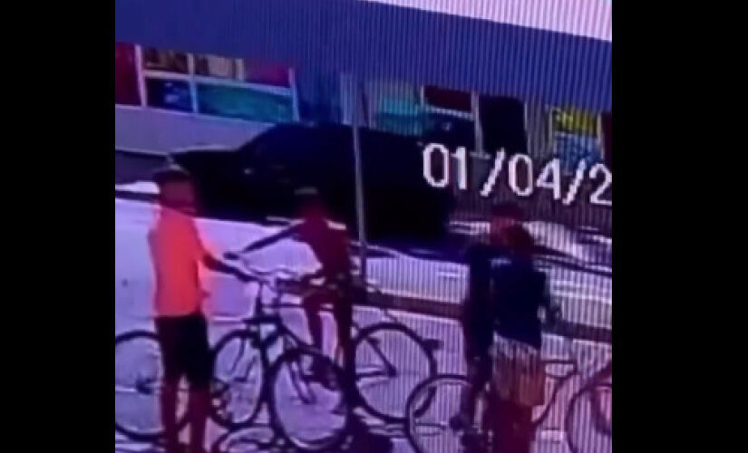 O crime ocorreu por volta das 13h15, em frente a uma escola do bairro 