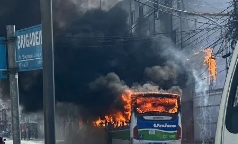 Um homem de 39 anos ateou fogo em um ônibus no bairro Jardim 25 de Agosto, em Duque de Caxias (RJ), e feriu quatro pessoas, além de queimar 50% do próprio corpo na manhã desta quarta (5)