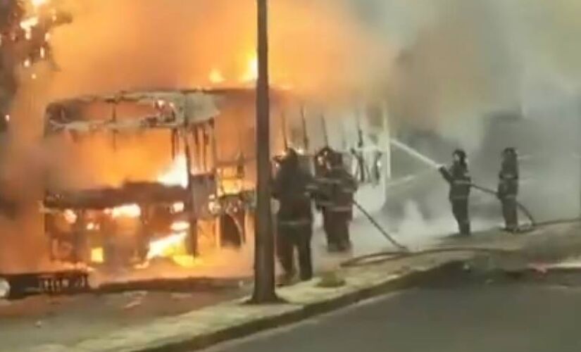 Um grupo de manifestantes incendiou um ônibus, neste domingo (7), em protesto contra a morte de um morador da comunidade Vila Flórida, em Guarulhos.