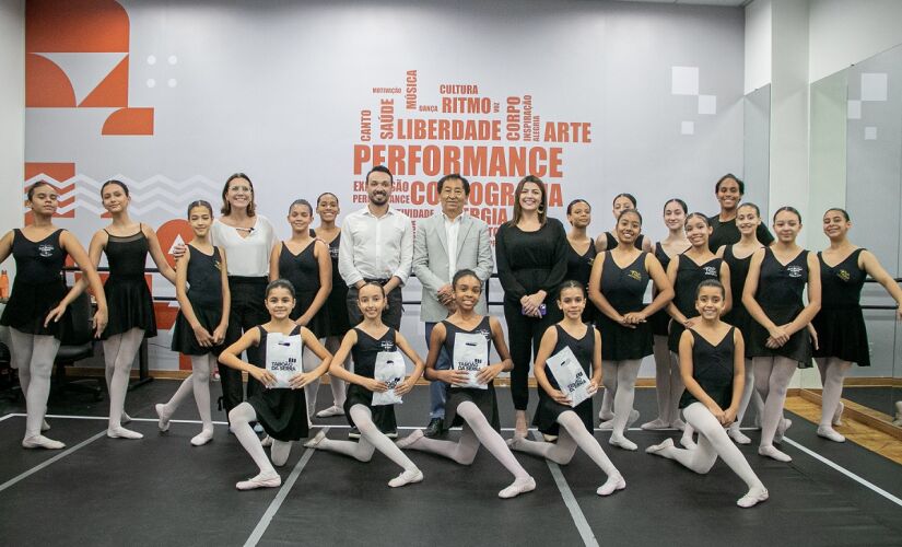 Entrega de Collants para alunas da Escola Municipal de Artes ocorreu em 13 de abril