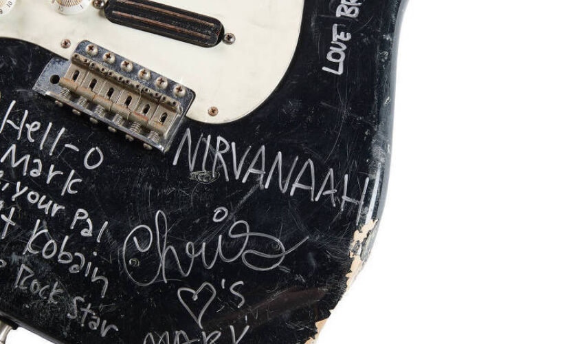 Guitarra preta Fender Stratocaster, de Kurt Cobain