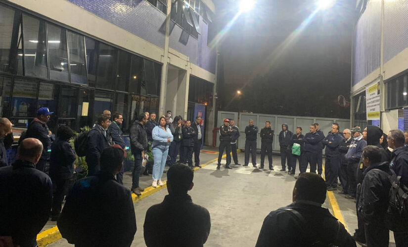 Trabalhadores reunidos em garagem da viação Gato Preto, na zona oeste; funcionários de nove empresas aderiram à paralisação desta segunda (29)