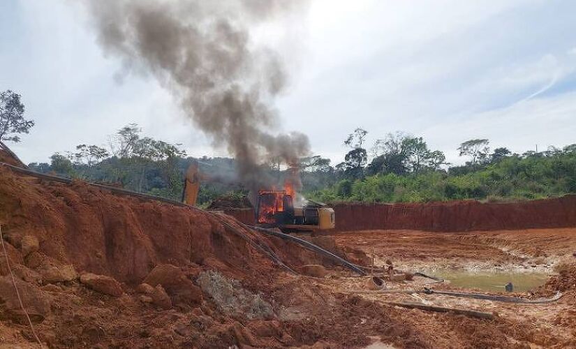 Equipamentos de garimpo destruídos pela Polícia Federal em Rondônia 