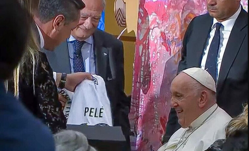 Rogério Santos  presenteia Papa Francisco com camisa do Santos 
