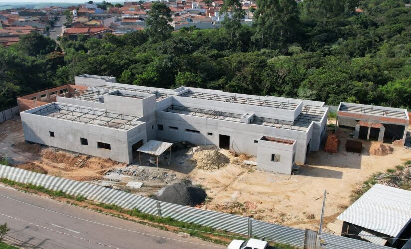 O novo Pronto Socorro Municipal será um prédio amplo e moderno e está́ sendo construído na Perimetral Mário Covas, segundo informações da Prefeitura