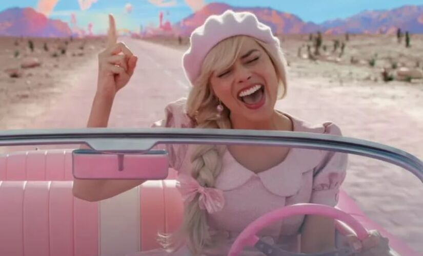 Barbie, vivida por Margot Robbie, está passando por dificuldades depois de expressar pensamentos nada comuns para uma boneca.