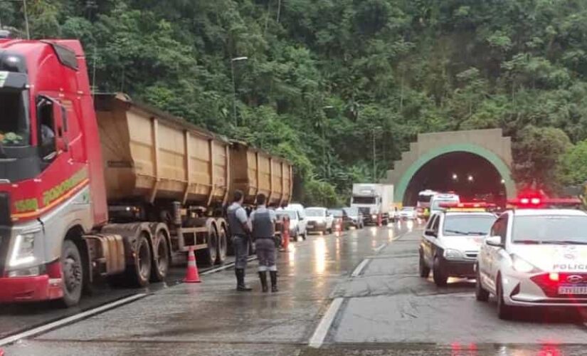 Rodovia dos Imigrantes, entre o Km 47 e o Km 54, sentido São Paulo