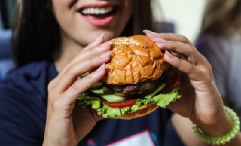 Dia Mundial do Hamburguer é celebrado nesta sexta-feira (25); lanche foi criado na Alemanha 