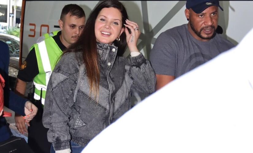 Lana Del Rey atende fãs ao desembarcar no aeroporto Santos Dumont no Rio de Janeiro. 