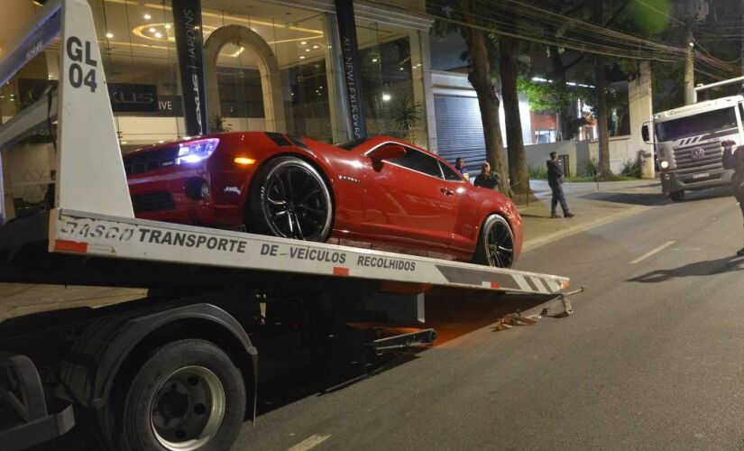 Carro apreendido durante operação na avenida Europa, em São Paulo