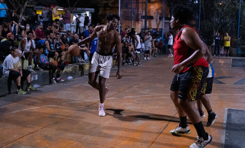 O norte-americano Day'Ron Sharpe, pivô do Brooklyn Nets, jogou uma partida em Diadema