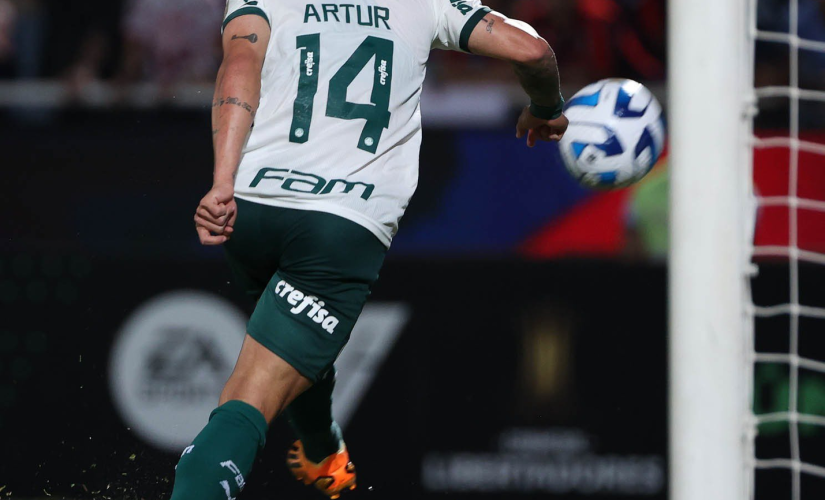 Arthur marca dois gols
