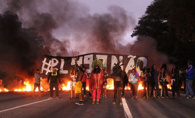 Povo guarani bloqueia rodovia em São Paulo