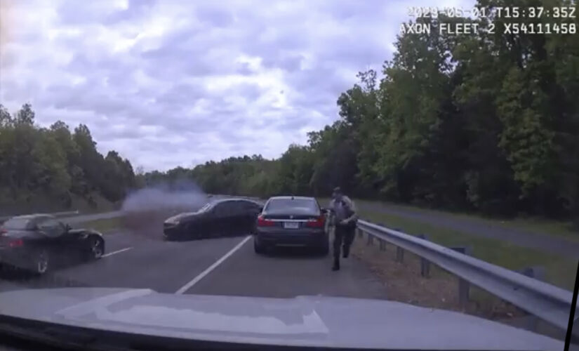 Imagens mostram que o policial escapou por pouco de ser esmagado pelos carros 