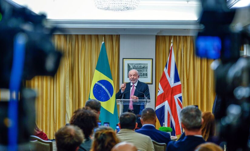 Lula conversou com jornalistas, em Londres, onde participou da coroação do Rei Charles III