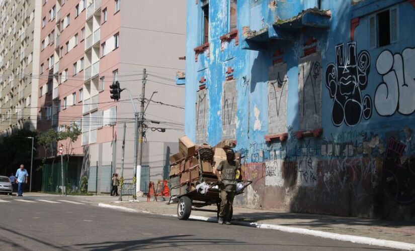 Casarão lacrado na rua Helvétia, de onde o fluxo da Cracolândia foi dispersado após a Operação Caronte, com condomínio Residencial Helvétia ao fundo