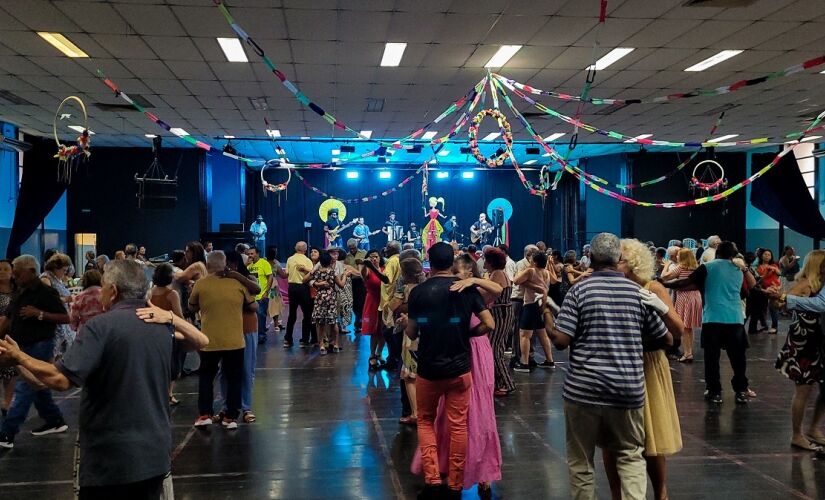 Baile da Melhor Idade ocorre toda última sexta-feira de cada mês, das 13h às 17h, no Cemur