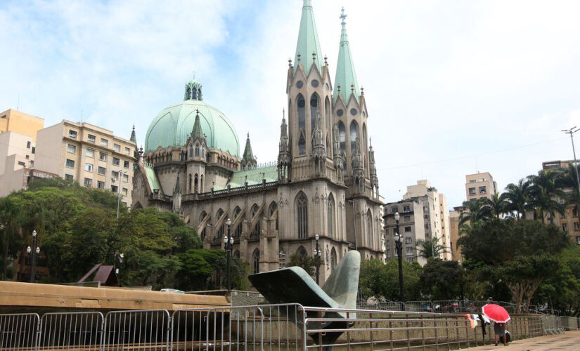 Grades colocadas em volta dos canteiros na praça da Sé