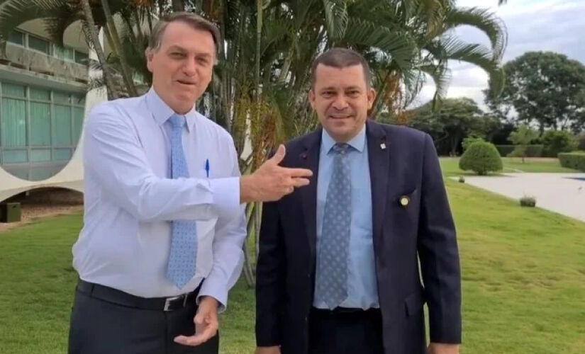Max Guilherme Machado de Moura ao lado de Jair Bolsonaro (PL)