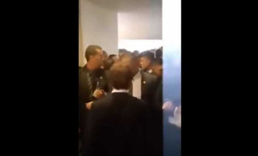 No vídeo, é possível ver o momento depois da agressão, já que no tumulto não foi possível registrar imagens.