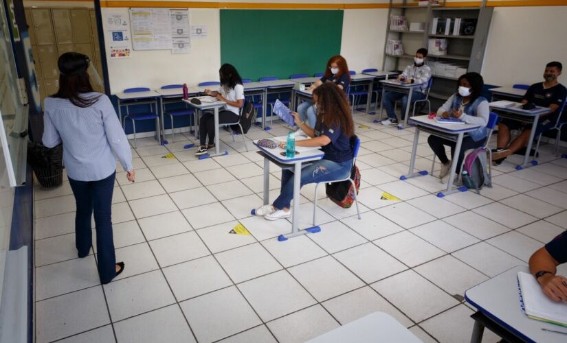 O programa prevê que os estudantes fiquem na escola ou em atividades escolares durante ao menos sete horas diárias ou 35 horas semanais