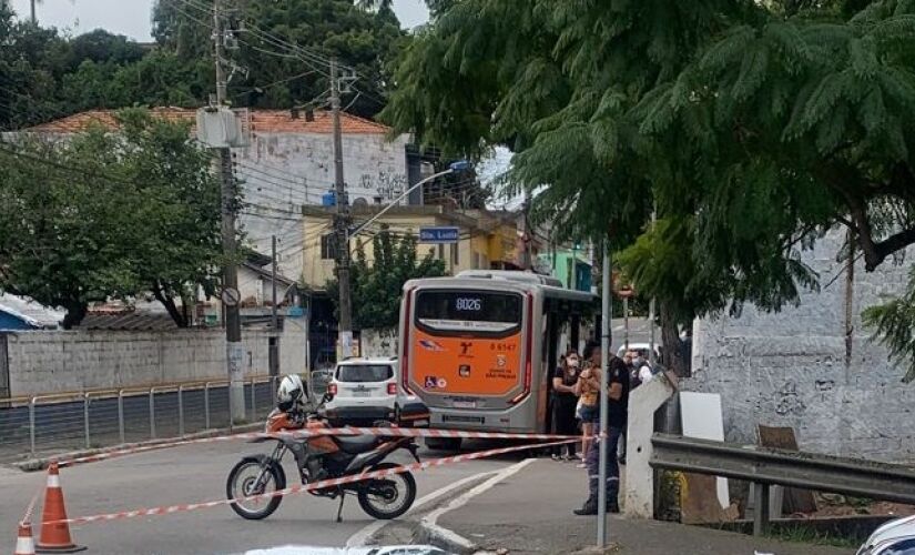 Mulher morreu após ser empurrada na frente de um ônibus da linha 8026, no Jd. Ingá