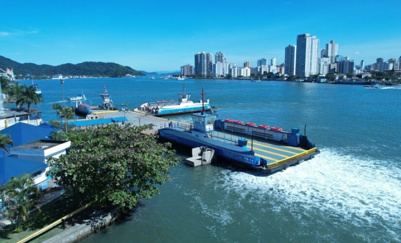 Balsa restaurada na Travessia Santos-Guarujá