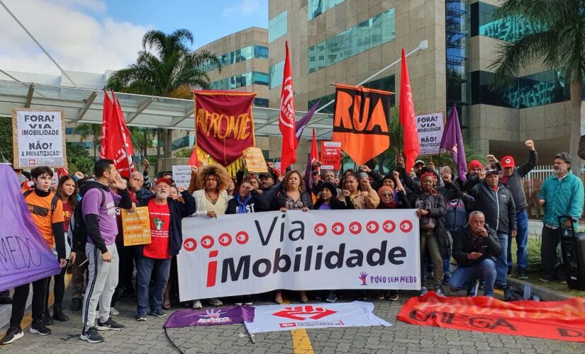 Protesto da Frente Povo Sem Medo contra as falhas das linhas de trem operadas pela ViaMobilidade