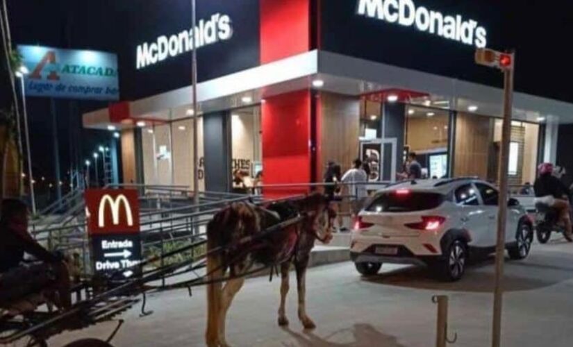 Homem vai ao MC Donald's de charrete.