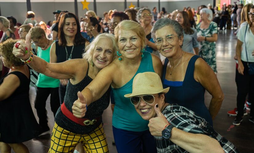 Baile da Melhor Idade acontece toda última sexta-feira do mês, das 13h às 17h, no CEMUR. 