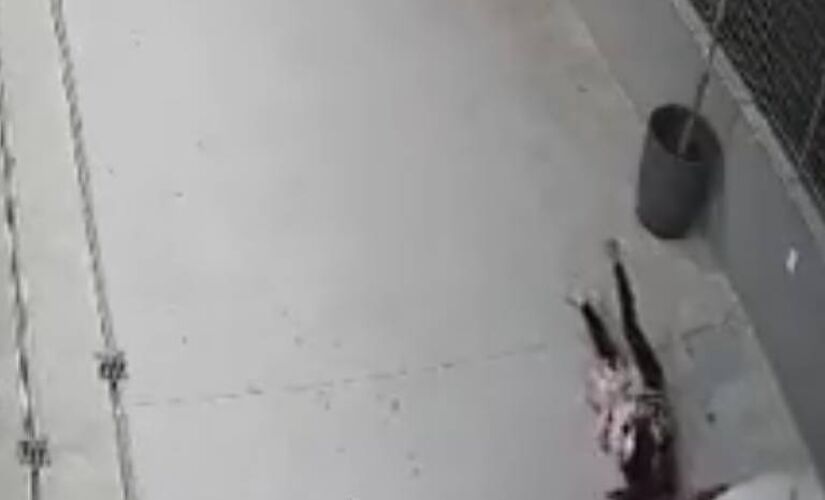 Mulher e bebê são derrubados no chão por motorista de aplicativo que arrancou com o carro 