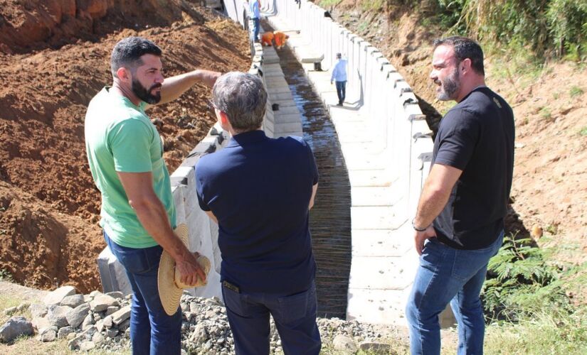 Ao todo, serão mais de 3km de pavimentação e ainda conta com guia, sarjeta, drenagem, preparação de base e sub-base, reciclagem com solo cimento e sinalização viária.