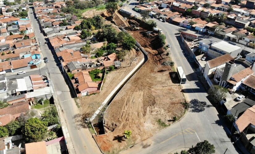 As equipes de Porto Feliz deram andamento nas obras de canalização do Córrego Santa Eliza