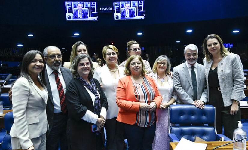 Senadores Paulo Paim (PT-RS) e Humberto Costa (PT-CE) prestigiam a ministra e senadoras que estiveram presentes na aprovação da lei