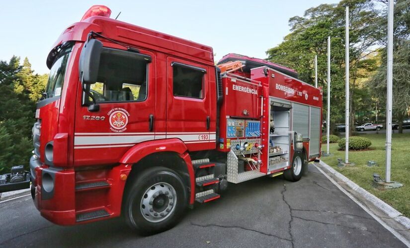 A época mais seca do ano, que vai até o mês de outubro, facilita a propagação do fogo especialmente em regiões de mata