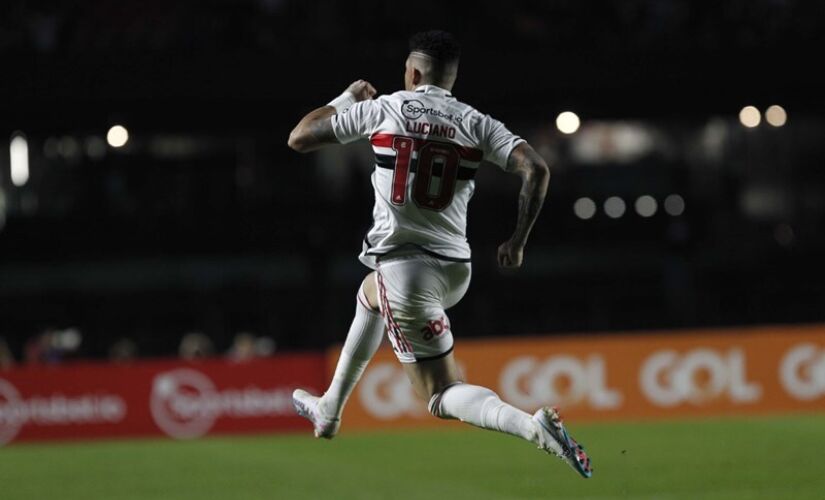 O gol do São Paulo teve pouco mais de um minuto de checagem no VAR por conta da posição de Luciano após o passe de cabeça de David