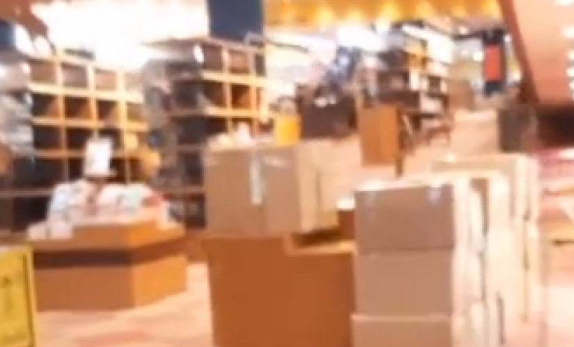 Nas imagens gravadas de dentro do imóvel no Conjunto Nacional, é possível ver várias caixas espalhadas pelo local, perto das famosas escadas com lombadas de livros populares.