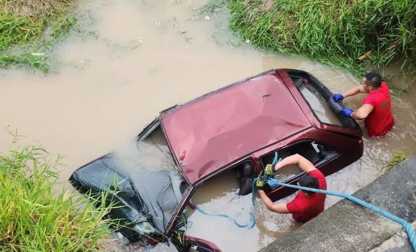 Mulher morre ao cair em córrego após perder controle do carro na Dutra em SP 