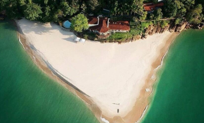 A paradisíaca Ilha dos Porcos, também conhecida como Ilha da Almada, situada em frente à Praia do Engenho, no litoral norte de São Paulo, voltará a ser leiloada