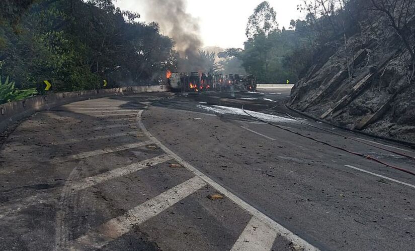 De acordo com a Polícia Rodoviária Federal (PRF), o motorista do caminhão morreu no local