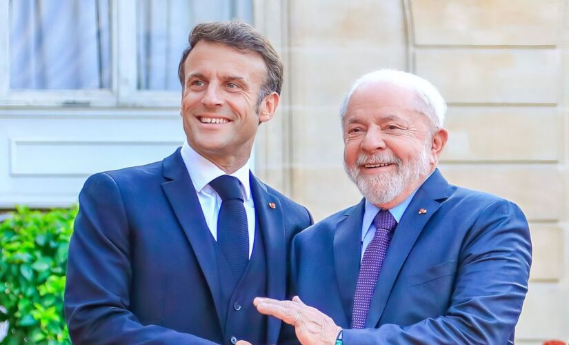 O presidente Luiz Inácio Lula da Silva se reuniu, nesta sexta-feira (23), com o presidente da França, Emmanuel Macron, no Palácio do Eliseu, em Paris.